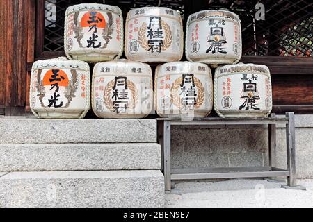 Barili impilati di vino di riso giapponese in un tempio di Kyoto, Giappone. Foto Stock