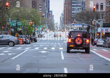 New York, Stati Uniti. 14 Aprile 2020. Vista del primo viale senza traffico durante la pandemia di coronavirus il 14 aprile 2020 a New York City. COVID-19 si è diffusa nella maggior parte dei paesi del mondo, uccidendo più di 125,000 vite con infezioni in più di 1.9 milioni di persone. Credit: Brazil Photo Press/Alamy Live News Foto Stock