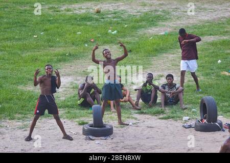 Un gruppo di ragazzi si aggancia e gioca a calcio in un parco giochi durante il blocco Covid-19 a Lagos, Nigeria. Foto Stock