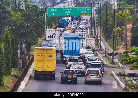 Veicoli bloccati nel traffico in un blocco stradale durante la Lockdown Covid-19 a Lagos. Foto Stock