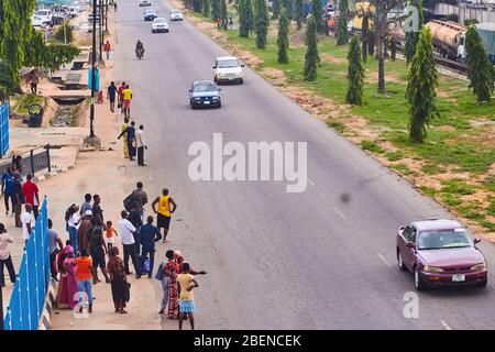 Le persone si sono bloccate alla fermata dell'autobus durante Covid-19 Lockdown a Lagos. Foto Stock