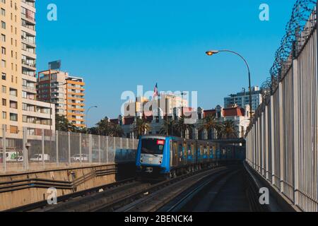 SANTIAGO, CILE - FEBBRAIO 2020: Un treno Metro de Santiago sulla linea 2 Foto Stock