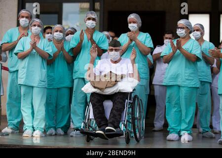 (200415) -- BRASILIA, 15 aprile 2020 (Xinhua) -- Ernando Piveta (C), veterano brasiliano della seconda guerra mondiale di 99 anni, viene dimesso dall'Armed Forces Hospital dopo essere stato recuperato dal COVID-19 a Brasilia, Brasile, 14 aprile 2020. Ernando Piveta, che era stato membro della forza di spedizione brasiliana, è stato ricoverato in ospedale il 6 aprile e trattato nel 'COVID reparto' della struttura dopo aver testato positivamente il virus, ha detto il Ministero della Difesa. Nato il 7 ottobre 1920, Piveta ha ricevuto la Medaglia della Vittoria dal Presidente brasiliano Jair Bolsonaro lo scorso anno per il suo servizio alla nazione. (Pho Foto Stock