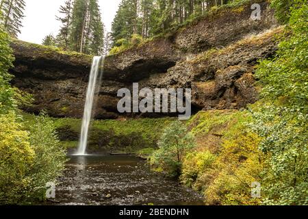 Doppio cade e autunno a colori. Silver Falls State Park, Oregon Foto Stock