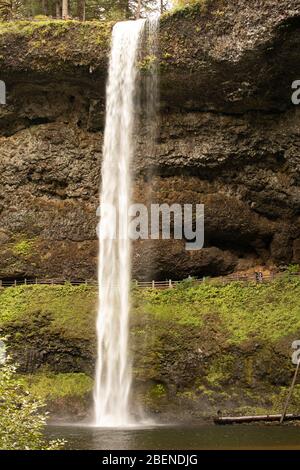 Doppio cade e autunno a colori. Silver Falls State Park, Oregon Foto Stock