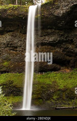 Doppio cade e autunno a colori. Silver Falls State Park, Oregon Foto Stock