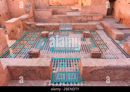 Piastrelle mosaico alle rovine del Palazzo El Badi a Marrakesh Marocco Foto Stock