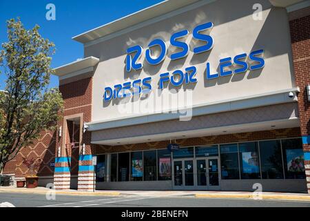 Un logo al di fuori di un punto vendita Ross Stores a Stafford, Virginia, il 2 aprile 2020. Foto Stock