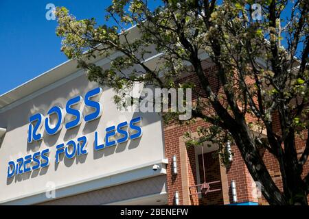 Un logo al di fuori di un punto vendita Ross Stores a Stafford, Virginia, il 2 aprile 2020. Foto Stock