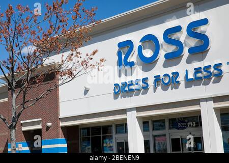 Un logo all'esterno di un punto vendita Ross Stores a Fredericksburg, Virginia, il 2 aprile 2020. Foto Stock