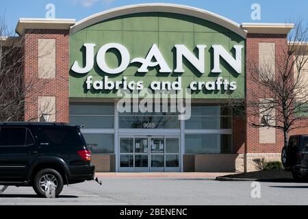 Un logo al di fuori di un negozio di tessuti e artigianato Jo-Ann a Fredericksburg, Virginia, il 2 aprile 2020. Foto Stock