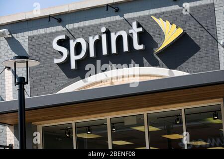 Un logo al di fuori di un punto vendita Sprint a Baltimora, Maryland, il 6 aprile 2020. Foto Stock
