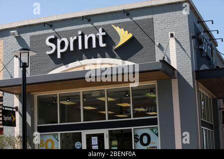Un logo al di fuori di un punto vendita Sprint a Baltimora, Maryland, il 6 aprile 2020. Foto Stock