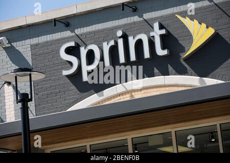 Un logo al di fuori di un punto vendita Sprint a Baltimora, Maryland, il 6 aprile 2020. Foto Stock