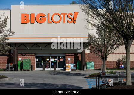 Un logo al di fuori di un negozio Big Lots a Columbia, Maryland, il 6 aprile 2020. Foto Stock