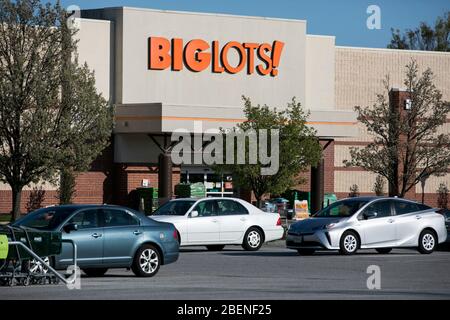 Un logo al di fuori di un negozio Big Lots a Columbia, Maryland, il 6 aprile 2020. Foto Stock