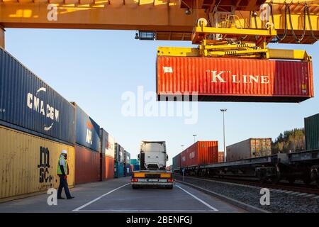 (200415) -- PECHINO, 15 aprile 2020 (Xinhua) -- il treno CR Express 'China Post' sta per scendere a Vilnius, Lituania, il 14 aprile 2020. Secondo l'Ambasciata cinese in Lituania, il primo treno di un nuovo servizio ferroviario postale in Europa, carico di forniture mediche di cui si ha tanto bisogno, è arrivato all'inizio di domenica a Vilnius. (Post/consegna Lituania tramite Xinhua) Foto Stock