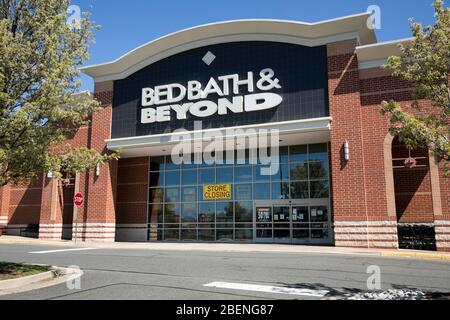 Un cartello "Store Closing" fuori dal punto vendita di un Bed Bath & Beyond a Stafford, Virginia, il 2 aprile 2020. Foto Stock