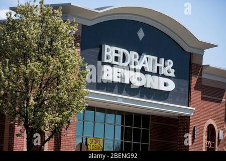 Un cartello "Store Closing" fuori dal punto vendita di un Bed Bath & Beyond a Stafford, Virginia, il 2 aprile 2020. Foto Stock