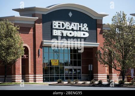 Un cartello "Store Closing" fuori dal punto vendita di un Bed Bath & Beyond a Stafford, Virginia, il 2 aprile 2020. Foto Stock