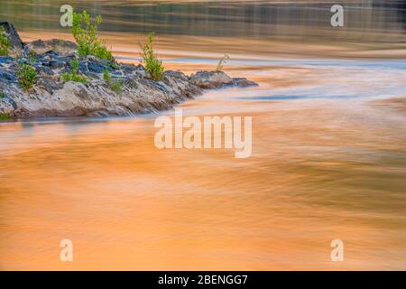 Luce serale che riflette le pareti del Grand Canyon nel fiume Colorado al campo del Blacktail Canyon, al Parco Nazionale del Grand Canyon, Arizona, Stati Uniti Foto Stock
