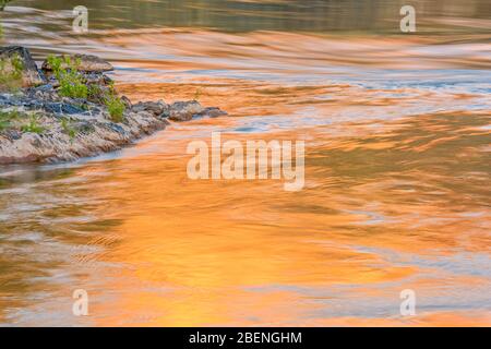 Luce serale che riflette le pareti del Grand Canyon nel fiume Colorado al campo del Blacktail Canyon, al Parco Nazionale del Grand Canyon, Arizona, Stati Uniti Foto Stock