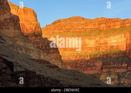 Luce serale che riflette le pareti del Grand Canyon al campo del Blacktail Canyon, al Parco Nazionale del Grand Canyon, Arizona, Stati Uniti Foto Stock