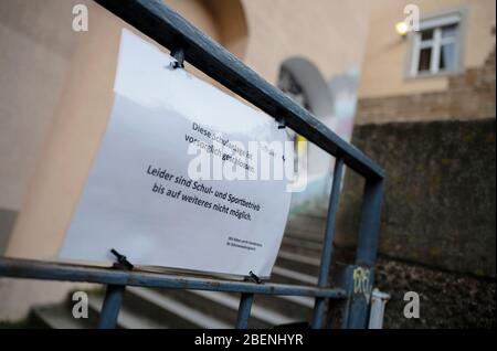 Stoccarda, Germania. 15 aprile 2020. Un cartello con l'iscrizione 'questo complesso scolastico è chiuso per precauzione' si trova all'ingresso di una scuola nel centro della città. Il Cancelliere Merkel e i primi di stato stanno tenendo una conferenza per discutere di un eventuale allentamento delle restrizioni nella crisi di Corona. Credit: Marijan Murat/dpa/Alamy Live News Foto Stock