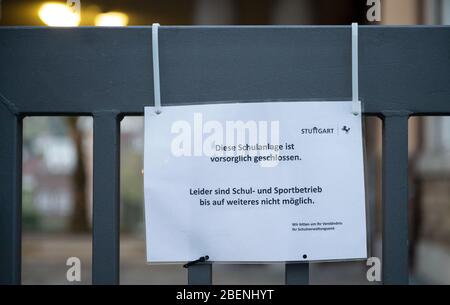 Stoccarda, Germania. 15 aprile 2020. Un cartello con l'iscrizione 'questo complesso scolastico è chiuso per precauzione' si trova all'ingresso di una scuola nel centro della città. Il Cancelliere Merkel e i primi di stato stanno tenendo una conferenza per discutere di un eventuale allentamento delle restrizioni nella crisi di Corona. Credit: Marijan Murat/dpa/Alamy Live News Foto Stock