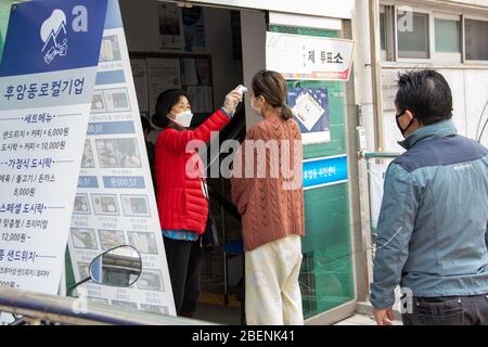 Temperature che prendono prima dell'ingresso, elezioni parlamentari a Seoul, Corea del Sud, 15 aprile 2020, Seoul, Corea del Sud Foto Stock