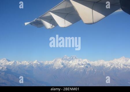 Vista dell'Himalaya, incluso il Monte Everest, dal posto al finestrino di un volo passeggeri da Kathmandu, Nepal, a Paro, Bhutan. Foto Stock