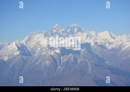 Vista dell'Himalaya, incluso il Monte Everest, dal posto al finestrino di un volo passeggeri da Kathmandu, Nepal, a Paro, Bhutan. Foto Stock