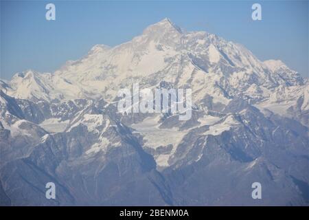 Vista dell'Himalaya, incluso il Monte Everest, dal posto al finestrino di un volo passeggeri da Kathmandu, Nepal, a Paro, Bhutan. Foto Stock