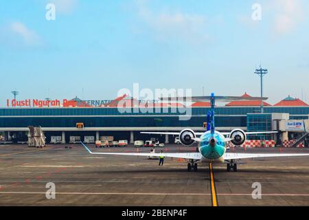 Denpasar, Bali Island, Indonesia - 31 agosto 2016: Aereo della compagnia aerea nazionale indonesiana Garuda di fronte all'aeroporto internazionale di Denpasar Foto Stock