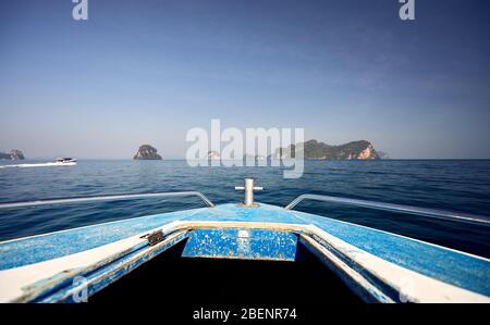 Il motoscafo blu sulle isole tropicali nel Mare delle Andamane, Thailandia Foto Stock