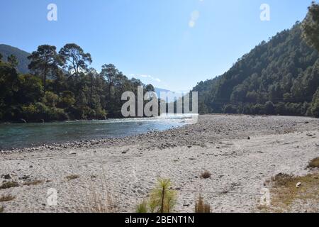 Il fiume Mo Chhu a nord di Punakha, Bhutan Foto Stock