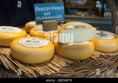 Formaggi belgi in vendita in un negozio specializzato, Bruges, Belgio Foto Stock