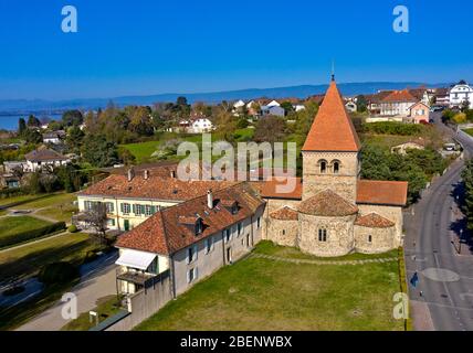 Chiesa romanica Saint-Sulpice con un triplice absidi, St-Sulpice, Canton Vaud, Svizzera Foto Stock