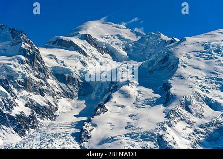 Monte Bianco che si erge sopra il ghiacciaio dei Bossons, Chamonix, alta Savoia, Francia Foto Stock