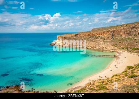 Incredibile vista sulla spiaggia migliore di Lampedusa, un'isola paradisiaca a sud della Sicilia, parte delle isole Pelagie Foto Stock