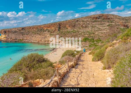 Incredibile vista sulla spiaggia migliore di Lampedusa, un'isola paradisiaca a sud della Sicilia, parte delle isole Pelagie Foto Stock