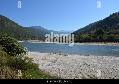 Il fiume Mo Chhu a nord di Punakha, Bhutan Foto Stock