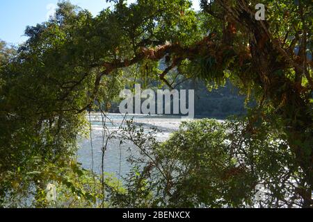 Il fiume Mo Chhu a nord di Punakha, Bhutan Foto Stock