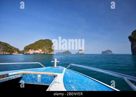 Il motoscafo blu sulle isole tropicali nel Mare delle Andamane, Thailandia Foto Stock