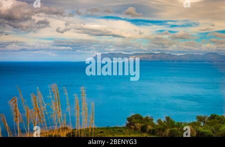 Splendida vista sulla Riserva Naturale dello Zingaro, San Vito lo Capo, Golfo di Castellammare, Provincia di Trapani, Sicilia, Italia Foto Stock