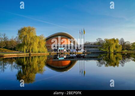 11 aprile 2020, Berlino, la sala congressi, la casa delle culture del mondo da architetto Hugh Stubbins a Berlino witte. Questa sede dell'evento deve rimanere chiusa durante la crisi di Corona. Foto sullo specchio-Spree liscio. | utilizzo in tutto il mondo Foto Stock