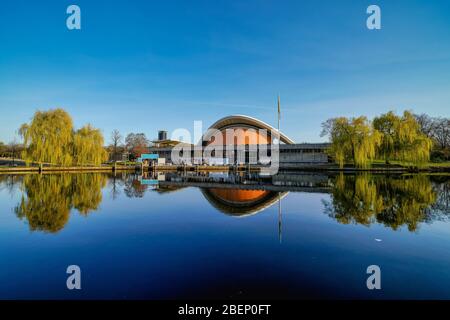 11 aprile 2020, Berlino, la sala congressi, la casa delle culture del mondo da architetto Hugh Stubbins a Berlino witte. Questa sede dell'evento deve rimanere chiusa durante la crisi di Corona. Foto sullo specchio-Spree liscio. | utilizzo in tutto il mondo Foto Stock