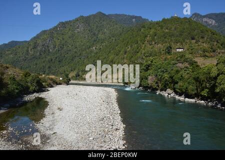 Il fiume Mo Chhu a nord di Punakha, Bhutan Foto Stock