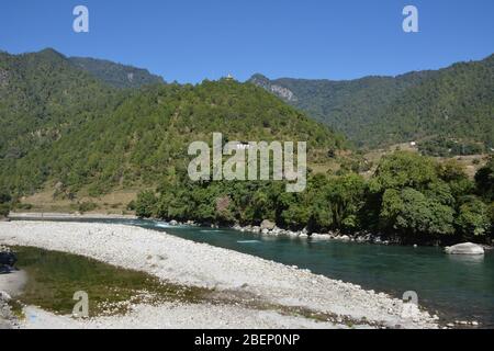 Il fiume Mo Chhu a nord di Punakha, Bhutan Foto Stock