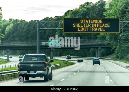 Segnale di traffico "Shelter in Place" della pandemia di coronavirus sull'autostrada 78 ad Atlanta, Georgia durante l'epidemia di COVID-19 del 2020. (STATI UNITI) Foto Stock